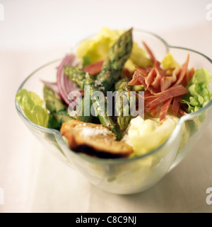Spargel, Zwiebeln, Schinken und Salat Salat Stockfoto