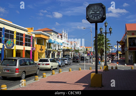 Die Innenstadt von Oranjestad auf Aruba an einem sonnigen Tag mit strahlend blauen Himmel zeigen die bunten Gebäude und Geschäfte Stockfoto