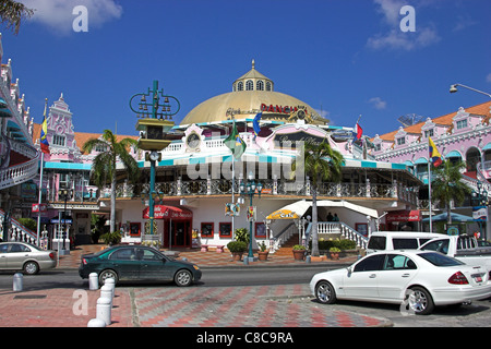 Die Innenstadt von Oranjestad auf Aruba an einem sonnigen Tag mit strahlend blauen Himmel zeigen die bunten Gebäude und Geschäfte Stockfoto