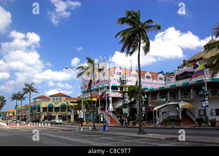 Die Innenstadt von Oranjestad auf Aruba an einem sonnigen Tag mit strahlend blauen Himmel zeigen die bunten Gebäude und Geschäfte Stockfoto