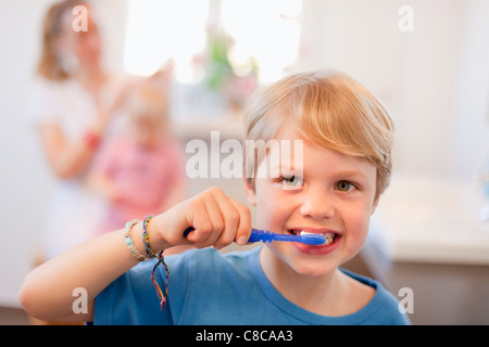 Junge, seine Zähne zu putzen Stockfoto