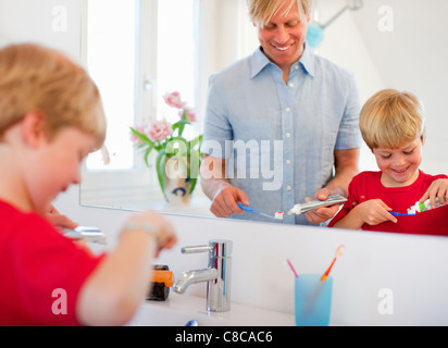 Vater und Sohn die Zähne putzen Stockfoto