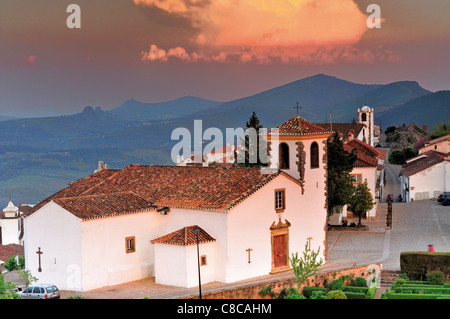 Portugal, Alentejo: Blick auf das historische Dorf Marvao und die Serra de Sao Mamede im Hintergrund Stockfoto