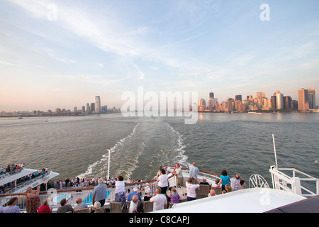 NEW YORK CITY - 25 SEPTEMBER: Panorama-Aufnahme von New York und New Jersey von Kreuzfahrtschiff, Abfahrt von New York, September 25, Stockfoto