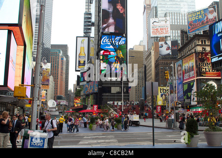 NEW YORK CITY - September 1: Schuss eines Teils des Times Square, gekennzeichnet mit Theatern am Broadway und animierte LED-Schilder. Stockfoto