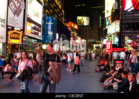 Schuss des Times Square, gekennzeichnet mit Theatern am Broadway und animierte LED Schilder Stockfoto