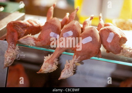 Gezupft, rohe Hühner im stall Stockfoto