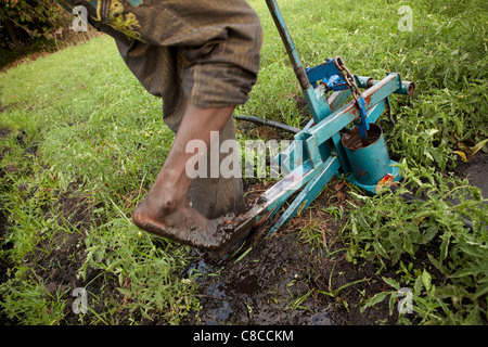 Ein junger Mann nutzt eine Pedal Pumpe Gemüsefelder in Mongu, Sambia, Südafrika zu bewässern. Stockfoto