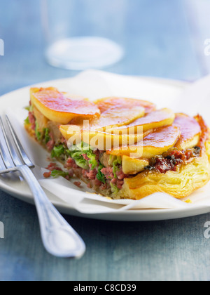 Apfel, Wurst Fleisch und Kraut Tatin Tarte Stockfoto