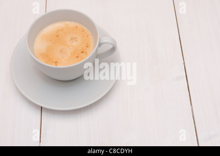 Weiße Tasse Espresso auf Holztisch Stockfoto