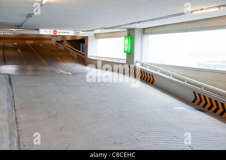 Rampe Weg zum oberen und unteren Etage in PKW-Parkplatz Stockfoto