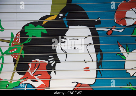 Japan, Tokio, Asakusa, Ukiyo-e-Stil-Kunstwerk auf Shop Fensterläden Stockfoto