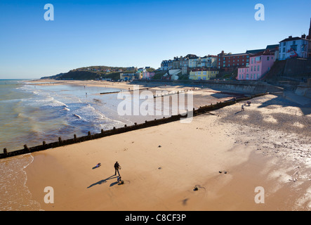 nur wenige Menschen am Strand von Cromer mit Buhnen Norfolk East Anglia England UK GB EU Europa Stockfoto