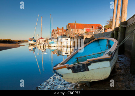 Boote und Yachten an Blakeney bei Ebbe Norfolk East Anglia England UK GB EU Europa Stockfoto