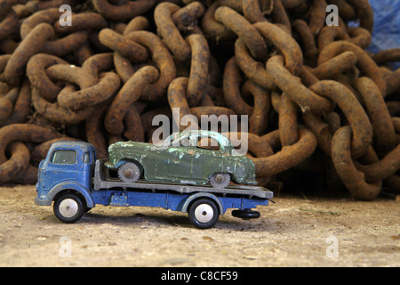 1960er Jahre 60er Vintage Dinky Spielzeug-Autos, Reparatur/Abschleppwagen LKW und "abgestürzt" coupe Stockfoto