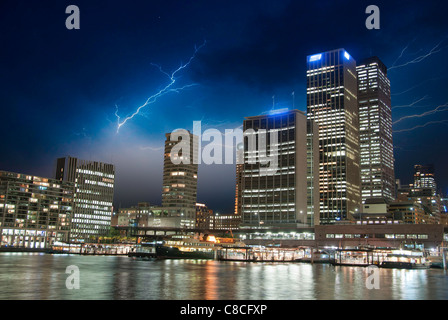 Sturm und Blitze über Brisbane, Australien Stockfoto