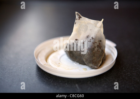 gebrauchte Teebeutel auf Einweg Kunststoff Getränk Deckel, beide ruhen auf Arbeitsplatte Stockfoto