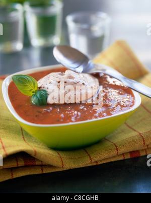 Würzige Tomatensuppe mit Sahne Stockfoto