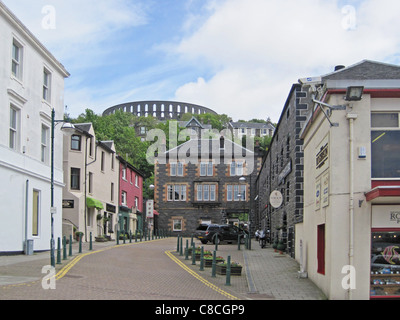 Oban, mit der Brennerei im Vordergrund und McCaig es Tower (oder Dummheit) dominieren den Hügel jenseits. Stockfoto