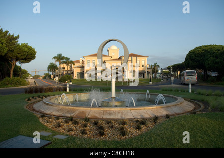 Die großen "Q" Kreisverkehr am Eingang zum Quinta do Lago in der Algarve in Portugal. Stockfoto