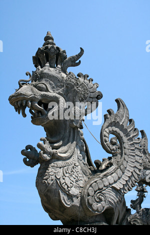 Geschnitzten Stein Drache auf ein Bali-Tor Stockfoto