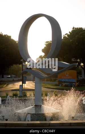 Die großen "Q" Kreisverkehr am Eingang zum Quinta do Lago in der Algarve in Portugal. Stockfoto