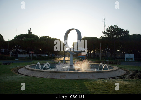 Die großen "Q" Kreisverkehr am Eingang zum Quinta do Lago in der Algarve in Portugal. Stockfoto