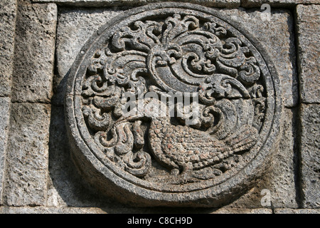 Ein Vogel auf einem Medaillon-Motiv-Relief-Design auf Penataran Tempel, Java Stockfoto