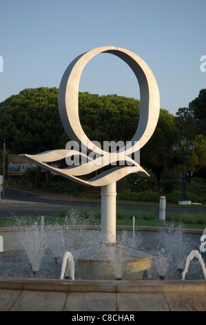 Die großen "Q" Kreisverkehr am Eingang zum Quinta do Lago in der Algarve in Portugal. Stockfoto