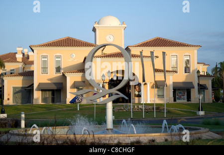 Die großen "Q" Kreisverkehr am Eingang zum Quinta do Lago in der Algarve in Portugal. Stockfoto