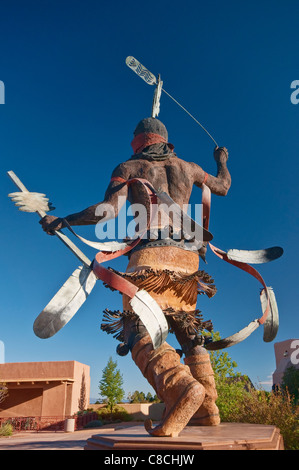 Apache Mountain Spirit Dancer, Skulptur von Craig Dan Goseyun, Plaza @ Museum für indische Kunst & Americana, Santa Fe, New Mexico, USA Stockfoto