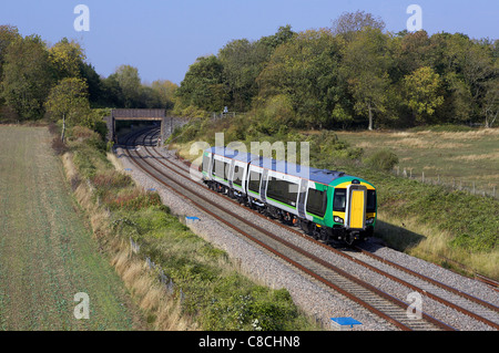 Eine brandneue Bambardier Derby gebaut Klasse 172 Anzahl 172215 Pässe Thorugh Croome in worcesters Stockfoto