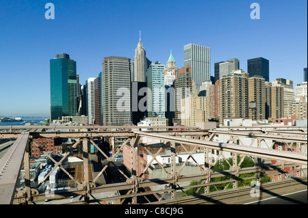 Die Skyline von lower Manhattan von der Fußgängerzone auf der Brooklyn Bridge in New York City aus gesehen. Stockfoto