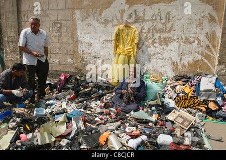 Trödel zum Verkauf an den Souk al Goma Freitagsmarkt in Kairo Ägypten Stockfoto