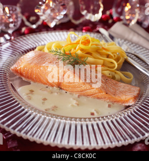 Platte aus Lachs mit Sahnesoße und tagliatelles Stockfoto