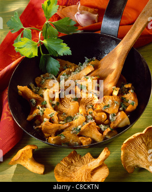 Pfifferlinge Pilze gebraten in Knoblauch und Schalotten Stockfoto