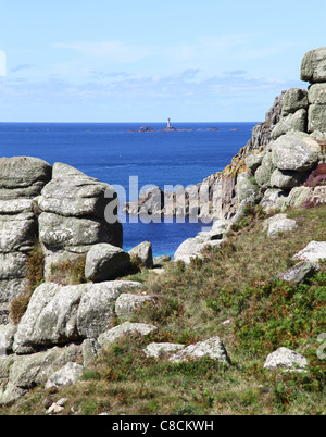 Langschiffe Leuchtturm aus Endland Cornwall England UK durch Felsen auf dem South West Coastal Weg betrachtet Stockfoto