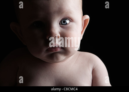 Atemberaubende wichtige Flachschuss von einem schönen Babymädchen Stockfoto