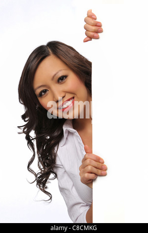 Junge asiatische Geschäftsfrau mit einem leeren Schild isoliert auf weißem Hintergrund Stockfoto