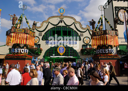 Welt berühmten Oktoberfest in München, mit Eingang zum Augustiner Brauerei Bierhalle Stockfoto