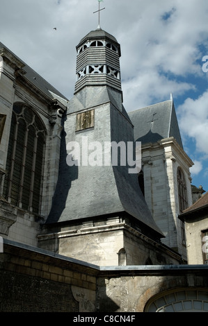 Troyes, Frankreich - Holzturm auf Kirche in der Stadt Troyes.  Typisch für die Gebäude-Typen in dieser Region Frankreichs. Stockfoto