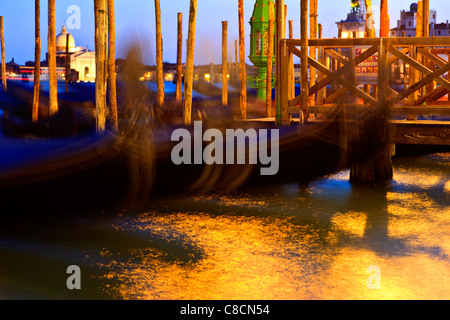 Gondeln in Polen Piazza San Marco Venice Italy Liegeplatz festgemacht Stockfoto