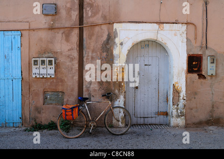 Tür und Fahrrad in der alten Medina, Tiznit, Souss-Massa-Draa Region, Marokko Stockfoto