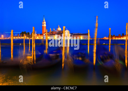 Gondeln in Polen Piazza San Marco Venice Italy Liegeplatz festgemacht Stockfoto