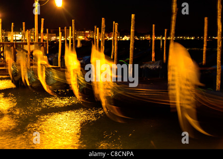 Gondeln in Polen Piazza San Marco Venice Italy Liegeplatz festgemacht Stockfoto