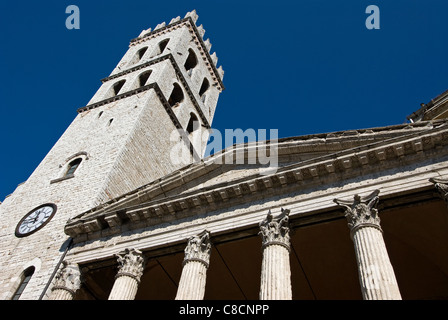 Menschen-Turm und Minerva-Tempel, Piazza del Comune, Assisi, Perugia, Umbrien, Italien Stockfoto