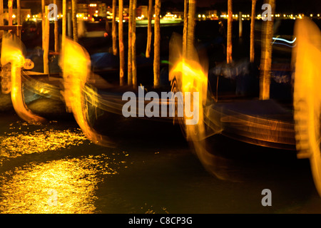 Gondeln in Polen Piazza San Marco Venice Italy Liegeplatz festgemacht Stockfoto