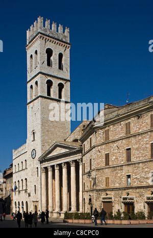 Menschen-Turm und Minerva-Tempel, Piazza del Comune, Assisi, Perugia, Umbrien, Italien Stockfoto