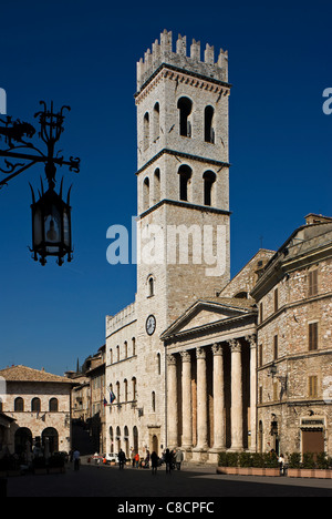 Menschen-Turm und Minerva-Tempel, Piazza del Comune, Assisi, Perugia, Umbrien, Italien Stockfoto