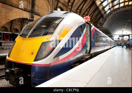 Ersten Hull Trains Klasse 180 Adelante Personenzug am Bahnhof Kings Cross, London warten. Stockfoto